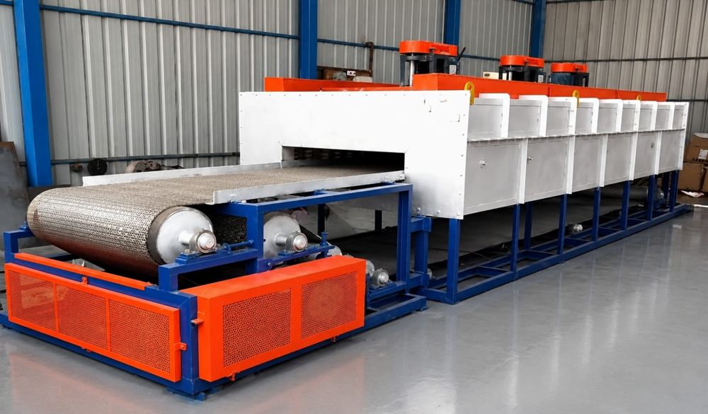 Continuous mesh belt furnace with multiple heating zones
